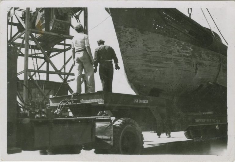 Il sommergibile, posizionato sul carrello messo a disposizione dall’autorità militare alleata, sta per essere condotto sul colle di San Vito