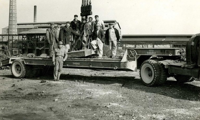 Ilva di Servola, 27 febbraio 1951. Una delle piastre viene caricata su un carro messo a disposizione dal G.M.A. per essere trasportato nel deposito di Diego de Henriquez sul colle di San Vito