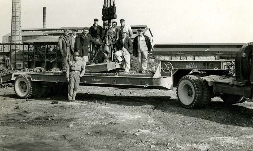 Ilva di Servola, 27 febbraio 1951. Una delle piastre viene caricata su un carro messo a disposizione dal G.M.A. per essere trasportato nel deposito di Diego de Henriquez sul colle di San Vito