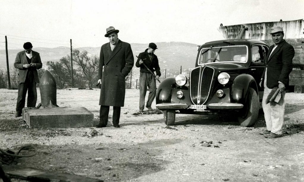 27 febbraio 1951. Il sindaco di Trieste, Gianni Bartoli, visita la collezione Henriquez nell’area della vecchia Sanza, sul colle di San Vito, e si sofferma a guardare una delle piastre corazzate appena arrivate a destinazione