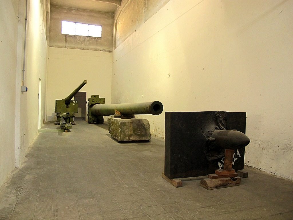Le piastre corazzate nella vecchia collocazione all’interno dell’hangar 10 in via Cumano 22