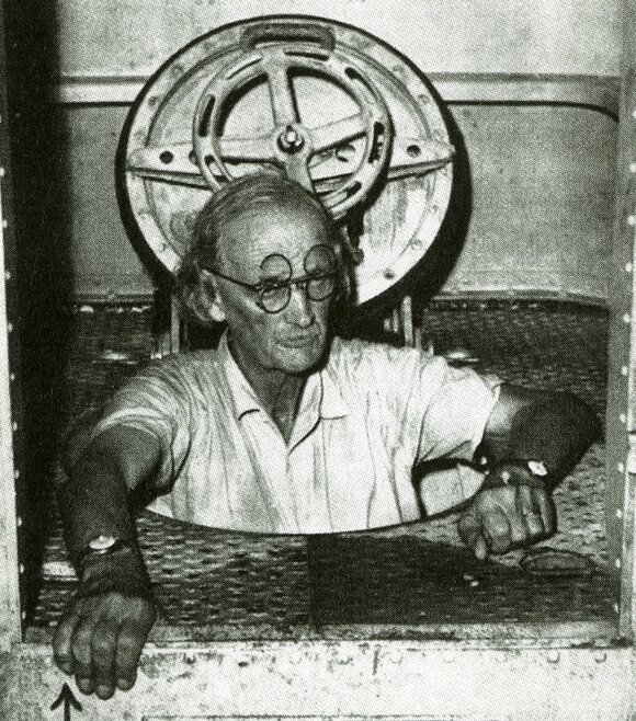 Auguste Piccard mentre risale sul ponte del batiscafo dopo una delle prime immersioni nel mar Tirreno nel 1953.